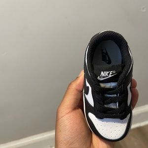 Black and white Nike dunks baby sneakers ( size 4)
